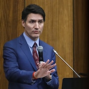 Justin Trudeau parle à son caucus.