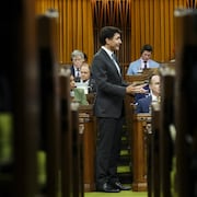 Justin Trudeau parle en chambre.