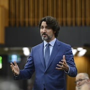 Justin Trudeau, debout, à la Chambre des communes. 