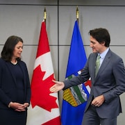 Justin Trudeau tend la main à Danielle Smith.