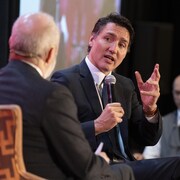 Justin Trudeau parle dans un micro.