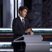 Justin Trudeau derrière son lutrin au débat des chefs.