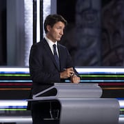 Justin Trudeau derrière son lutrin au débat des chefs.