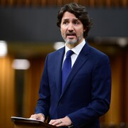 Le premier ministre Justin Trudeau debout à la Chambre des communes.