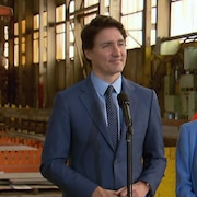 François Legault et Justin Trudeau lors d’une conférence de presse commune au chantier maritime Davie.