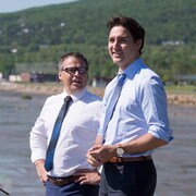 Michel Couturier, une homme avec des lunettes, une chemise et une cravate, ainsi que Justin Trudeau à sa gauche, aussi avec une chemise et une cravate. 