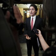 Le premier ministre Justin Trudeau répond aux questions des journalistes dans le foyer de la Chambre des communes, le 20 juin 2023.
