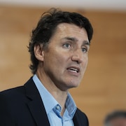 Justin Trudeau parle aux médias.