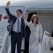 Justin Trudeau et Sophie Grégoire à leur descente d'avion.