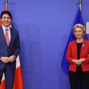 Le premier ministre canadien Justin Trudeau et la présidente de la Commission européenne Ursula von der Leyen regardent devant eux. 