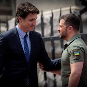 Le président ukrainien Volodymyr Zelensky accueille le premier ministre canadien Justin Trudeau à Kiev, en Ukraine, le 10 juin 2023.