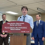 Wab Kinew et Justin Trudeau, lors d'une annonce concernant du financement du gouvernement fédéral pour la santé au Manitoba, le 15 février 2024.