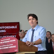 Justin Trudeau a annoncé la création d'un nouveau fonds visant à protéger et agrandir le parc de logements abordables au pays à Winnipeg, le 4 avril 2024.