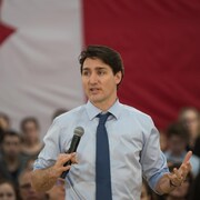 Justin Trudeau s'exprime devant une foule de quelques centaines de personnes. 