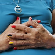 Les ongles colorés aux couleurs de la roue de la médecine autochtone de Kahentinetha.