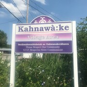 Une affiche du village de Kahnawake.