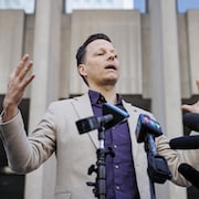 Kai Nygard gesticule devant les micros des médias.