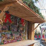 Des photos de famille dans un kiosque en bois du Marché de Noël allemand