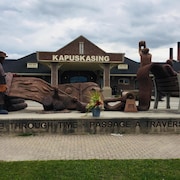 Le monument devant le Centre d'accueil de Kapuskasing.