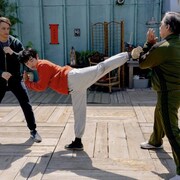 Trois hommes font du karaté. 