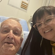 Karine et son grand-père à l'hôpital.