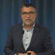 Karl Blackburn en conférence de presse.