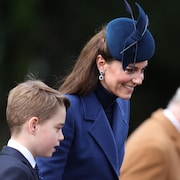 Kate Middleton et le prince George marchent.