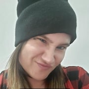 Photographie de la page Facebook de l'agresseuse. Elle porte une tuque noire et une chemise à carreaux.