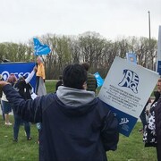 Des personnes manifestent.