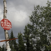 Un panneau sur lequel on peut lire « No mining Kipawa watershed ».