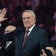 Ken Dryden salue la foule, émotif, alors qu'il est honoré lors d'une cérémonie d'avant-match à Toronto, pour souligner le 50e anniversaire de la victoire du Canada à la Série du siècle, le 28 septembre 2022.