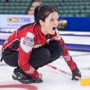 Kerri Einarson joue au curling.