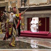 Kevin Haywahe danse devant le pape François.