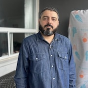 Khalil Aldroubi sur son balcon à Toronto.