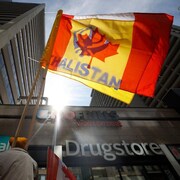 Deux drapeaux superposés.