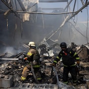Des pompiers dans les ruines d’une imprimerie touchée par des frappes de missiles russes à Kharkiv, en Ukraine, le 23 mai 2024. 
