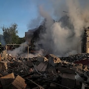 Intervention des pompiers après un tir de missile russe à Kharkiv, le 10 mai 2024.