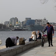 Des habitants se reposent sur les rives du Dnipro, dans l'île de Trukhanov, à Kiev, le 1er avril 2024.
