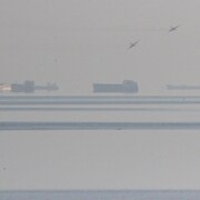 Des avions russes survolent la mer Noire. Plusieurs navires militaires ukrainiens et russes se font face. 