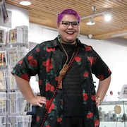 Kij Tai-Alexandra Veillette-Cheezo, une Anichinabée, dans une boutique d'art autochtone.