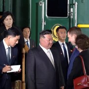 Le dirigeant nord-coréen Kim Jong-un débarquant de son train et accueilli par des fonctionnaires russes à son arrivée à Khasan dans la région de Primorsky, en Russie.
