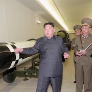 Une capture d'écran montrant Kim Jong-un inspectant des ogives nucléaires. 