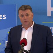 Dennis King donne une conférence de presse.