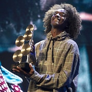 K'naan accepte un prix sur scène.
