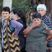 Des femmes attendent groupées.