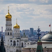 Vue de Moscou montrant entre autres une partie du Kremlin, avec les dômes dorés du clocher d'Ivan le Grand et les tours du Kremlin, où flotte le drapeau de la présidence de Russie
