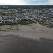 Le village de Kuujjuaq vu des airs.