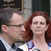 Kyle Rees et Alison Coffin devant la Cour surpême de Terre-Neuve-et-Labrador.