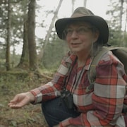 Gisèle Benoit dans la forêt.