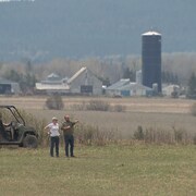 Le maire de Lorrainville, Simon Gélinas, regarde des lots de terres cultivables.